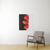 Aardbeien op zwart over wit wtcnm wandkleed (In situ)