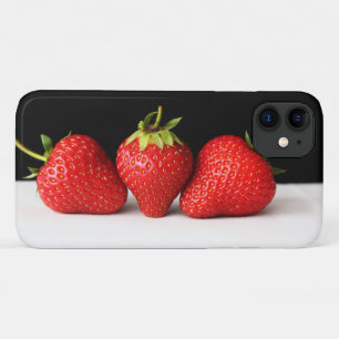 Aardbeien op zwarte over witte iphcna iPhone 11 hoesje