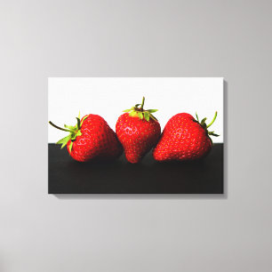 Aardbeien wit boven zwart, 24x16 (60x40cm) canvas afdruk