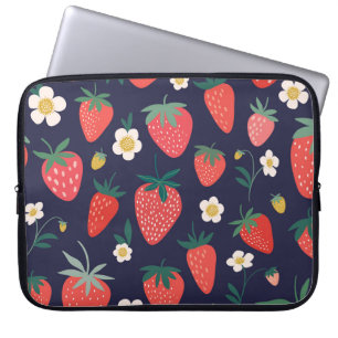 Aardbeienbloemen en -vruchten: decoratief patroon laptop sleeve