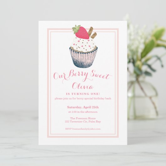 Aardbeiencupcake 1e verjaardag uitnodiging – Prett (Staand voorkant)