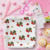 Aardbeienpapier borden met bloesems op wit papieren bordje (Feest)