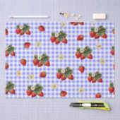 Aardbeienweefselpapier op blauwe gingham tissuepapier (Craft)