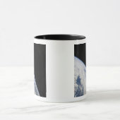 Aarde-horizon en de duisternis van de ruimte mok (Midden)