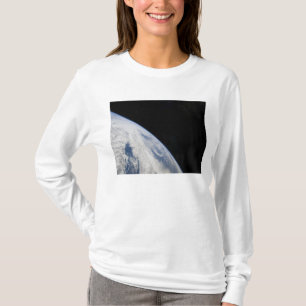 Aarde-horizon en de duisternis van de ruimte t-shirt