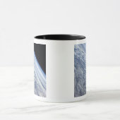 Aarde-horizon tegen de duisternis van de ruimte mok (Midden)