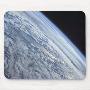 Aarde-horizon tegen de duisternis van de ruimte muismat