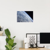 Aarde-horizon tegen de duisternis van de ruimte poster (Thuiskantoor)