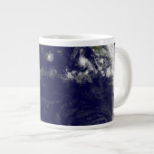 Aarde met drie tropische cyclonen in de Stille Oce Extra Grote Beker (Voorkant rechts)