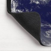 Aarde met drie tropische cyclonen in de Stille Oce Muismat (Hoek)