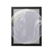 Aarde met drie tropische cyclonen in de Stille Oce Notitieblok (Gedraaid)