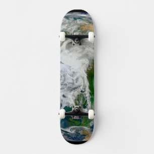 Aarde met het Noordpoolgebied, Europa en Azië. Skateboard