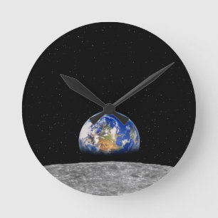 Aarde op aarde groeien boven maan ronde klok