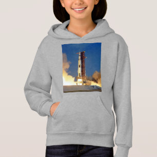 Aarde schudt als Saturn V de hemel doorklieft naar