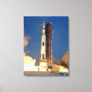 Aarde schudt als Saturn V de hemel doorklieft naar Canvas Afdruk