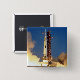 Aarde schudt als Saturn V de hemel in vuur en vlam Vierkante Button 5,1 Cm