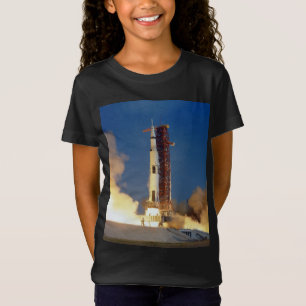 Aarde schudt als Saturn V de hemel verlicht naar d T-shirt