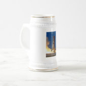 Aarde schudt als Saturn V de hemel verlicht op weg Bierpul (Voorkant links)