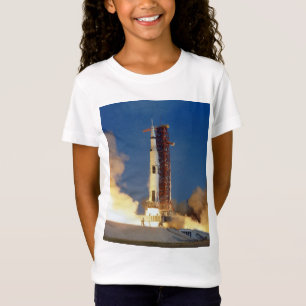 Aarde schudt als Saturn V de lucht doorklieft naar T-shirt