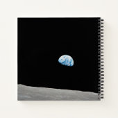 Aarde stijgt boven de maanhorizon. notitieboek (Achterkant)