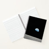 Aarde stijgt boven de maanhorizon. notitieboek (Binnen)