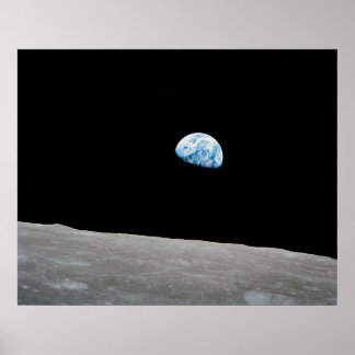 Aarde stijgt boven de maanhorizon. poster