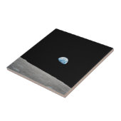 Aarde stijgt boven de maanhorizon. tegeltje (Zijkant)