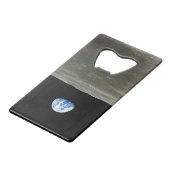 Aarde van maan in zwarte ruimte: aardopgang kredietkaart flessenopener (Voorkant Gekanteld)