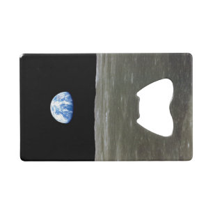 Aarde van maan in zwarte ruimte: aardopgang kredietkaart flessenopener