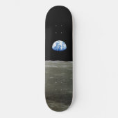 Aarde van maan in zwarte ruimte: aardopgang skateboard (Voorkant)