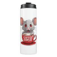 Aardige cafeïne muis in rode mok