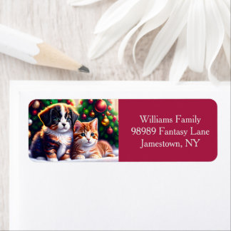 Aardige puppy en kat onder kerstboom op maat etiket
