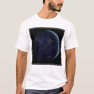 Aardse stad licht 's nachts op Azië en Australië T-shirt