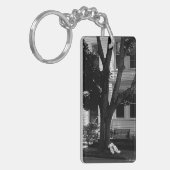 Abandoned Stuffed Teddy Bear Under Tree Sleutelhanger (Voorkant Links)