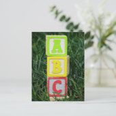 ABC-blokken in gras Briefkaart (Staand voorkant)