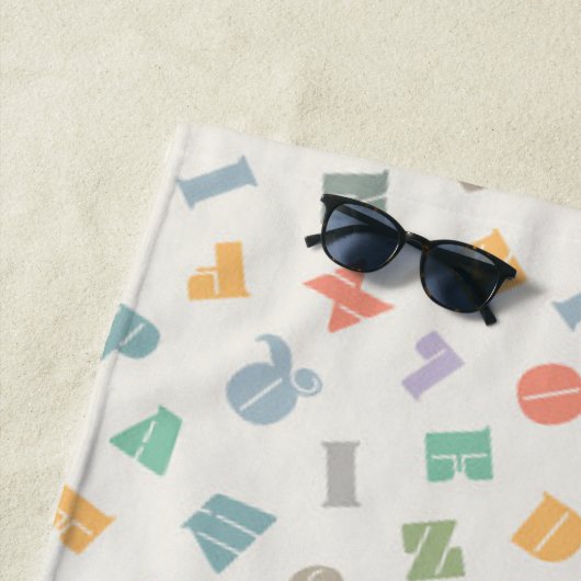 ABC's - Persoonlijke naam strandhanddoek met alfab Strandlaken (In situ)