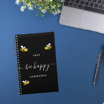 Abee joyeux noir mignon bourdon abeilles monogramm<br><div class="desc">Décoré avec des bees jolies,  souriantes,  jaunes et noires. Un arrière - plan noir chic. Script en lettres blanches avec swashes et texte : Bee Happy. Personnalisez et ajoutez votre nom et une année. Parfait pour l'école,  le travail ou l'organisation de votre vie personnelle/familiale.</div>