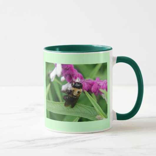 Abeille avec la tasse #4 de fleurs de velours (Droite)