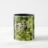 Abeille avec tasse de fleurs. (Centre)
