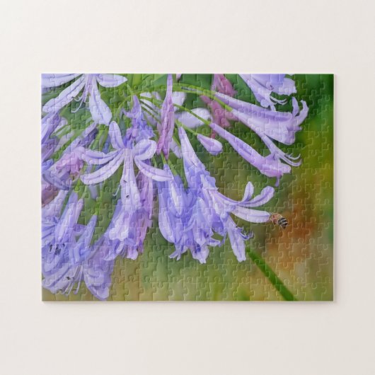 Abeille en vol vers Purple Lily Flowers Art Puzzle (Horizontal)