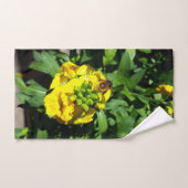 Abeille sur Fleurs Jaunes (Serviette à main)