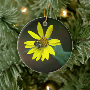 Abeille sur Ornement de Fleur Sauvage