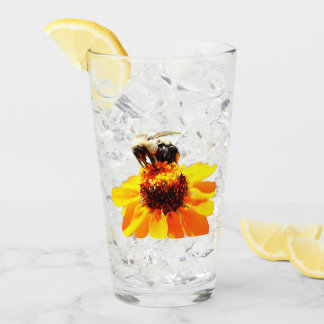 Abeille sur un verre à boire fleuri