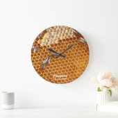 Abeilles de miel dans la ruche grande horloge (Maison)