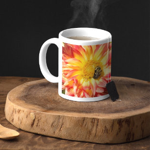 Abeilles occupées avec Dahlia et Mug Thistle Viole