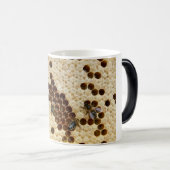 Abeilles sur la tasse de peigne de miel (Devant droit)