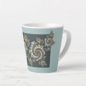 Abstract Beige Lichtblauwe Fractale Kunst Spiralen Latte Mok (Rechterhoek)