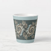 Abstract Beige Lichtblauwe Fractale Kunst Spiralen Latte Mok (Voorkant)