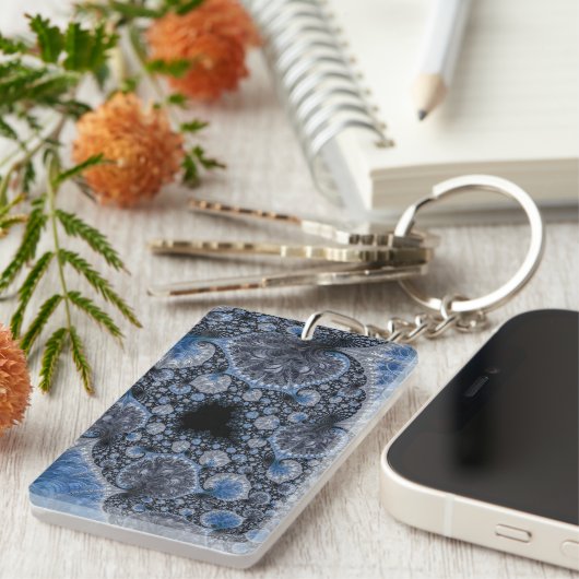 Abstract Blauw en zwart Intricate Fractal Sleutelhanger (Voorkant Rechts)