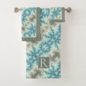 Abstract blauw, grijs sneeuwvlokpatroon en monogra bad handdoek (Insitu)